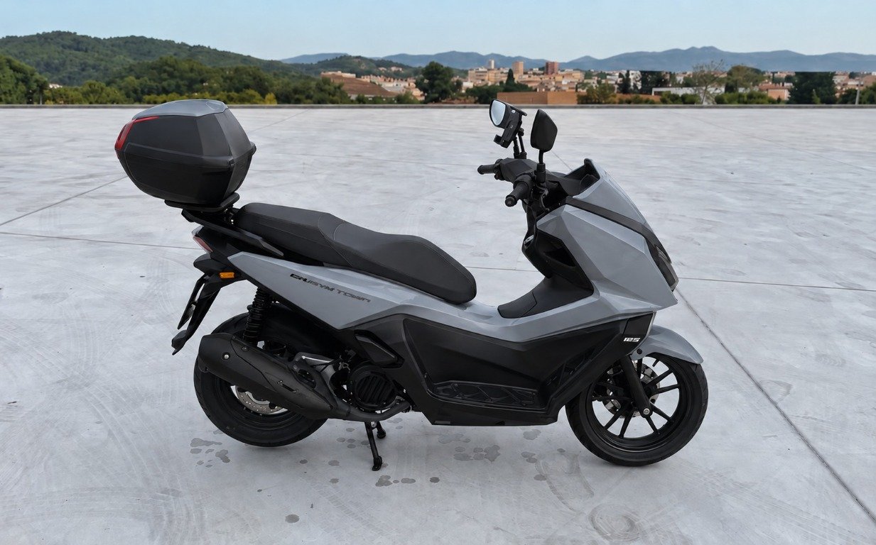 Kymco Sky Town 125 gris con baúl trasero, vista lateral
